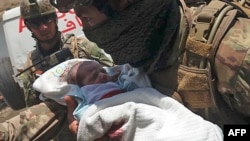 Афганские силы безопасности эвакуируют младенцев из кабульского роддома. 12 мая 2020г.