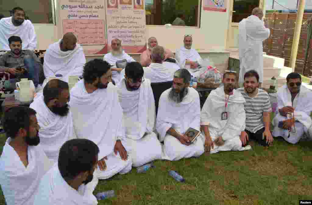 Delapan Muslim dari Inggris yang bersepeda dari London ke Madinah untuk menunaikan ibadah Haji, berbincang di tenda mereka di Arafah, 10 Agustus 2019.(Foto: Reuters)