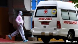 Seorang petugas medis berjalan ke arah ambulans dekat ruang isolasi di Rumah Sakit Sulianti Saroso, di Jakarta, 6 Maret 2020. (Foto: Reuters)