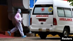 Un agent médical se dirige vers une ambulance à l'hôpital Sulianti Saroso de Jakarta, en Indonésie, le 5 mars 2020. (photo d'archives)