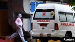 Seorang petugas medis siap menyambut ambulans dekat ruang isolasi pasien corona di Rumah Sakit Sulianti Saroso, Jakarta. (Foto: Reuters)