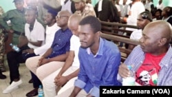 Les membres du FNDC avant leur libération à Conakry, Guinée, le 28 novemvre 2019. (VOA/Zakaria Camara)