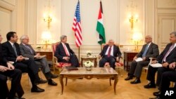 존 케리 미국 국무장관(가운데 왼쪽)이 19일 프랑스 파리에서 마흐무드 압바스 팔레스타인 자치정부 수반(가운데 오른쪽)과 회담했다.