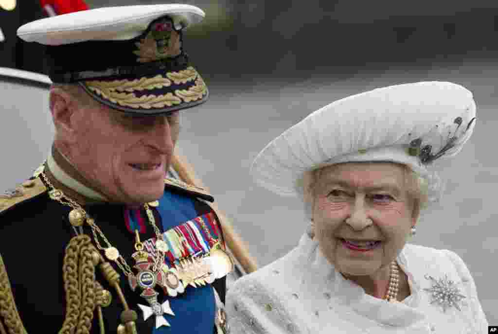 Britain's Queen Elizabeth and Prince Philip leave from Chelsea Harbour in London on a launch on the first part of their journey in the Diamond Jubilee River Pageant, June 3, 2012.