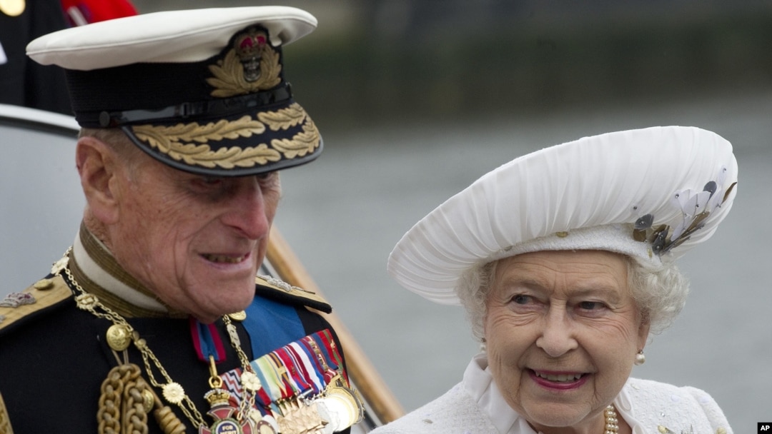 Pangeran Philip (kiri) tidak bisa menghadiri rangkaian perayaan 'Diamond Jubilee' isterinya Ratu Elizabeth II karena harus dirawat di rumah sakit.