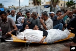 Mujeres palestinas lloran a un familiar que murió en el bombardeo israelí de la Franja de Gaza, en un hospital de Deir al-Balah, el jueves 22 de agosto de 2024. (Foto AP/Abdel Kareem Hana)