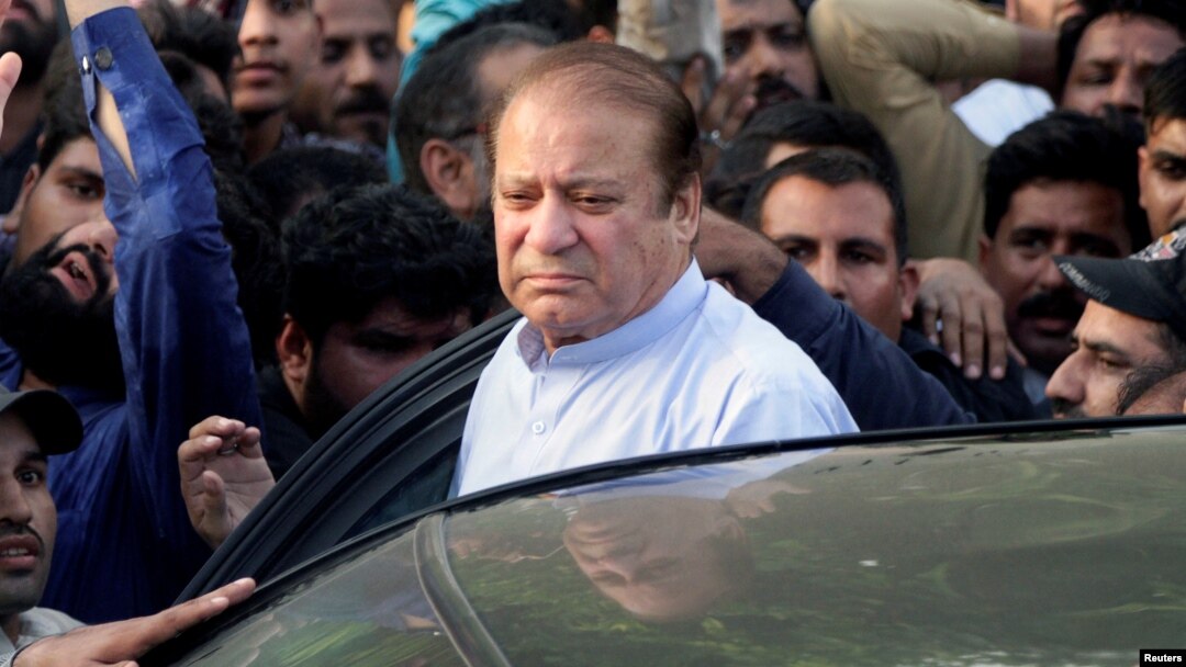 نواز شریف کو اپنے بھائی اور نواسے کے ہمراہ علاج کے لیے بیرون ملک جانا تھا — فائل فوٹو
