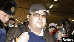 지난 2007년 2월 중국 베이징 공항에서 취재진에 둘러싸인 김정남.
