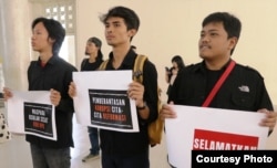 Mahasiswa membawa poster dalam aksi mendukung KPK pada Minggu, 15 September 2019, di Kampus UGM. (Foto: Humas)