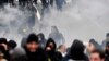 Polisi Belgia menembakkan gas air mata untuk membubarkan protes menentang pembatasan COVID-19 di Brussels (5/12). 