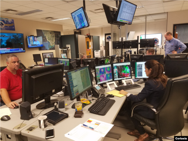 Meteorólogos en Miami monitoreando a "Matthew"