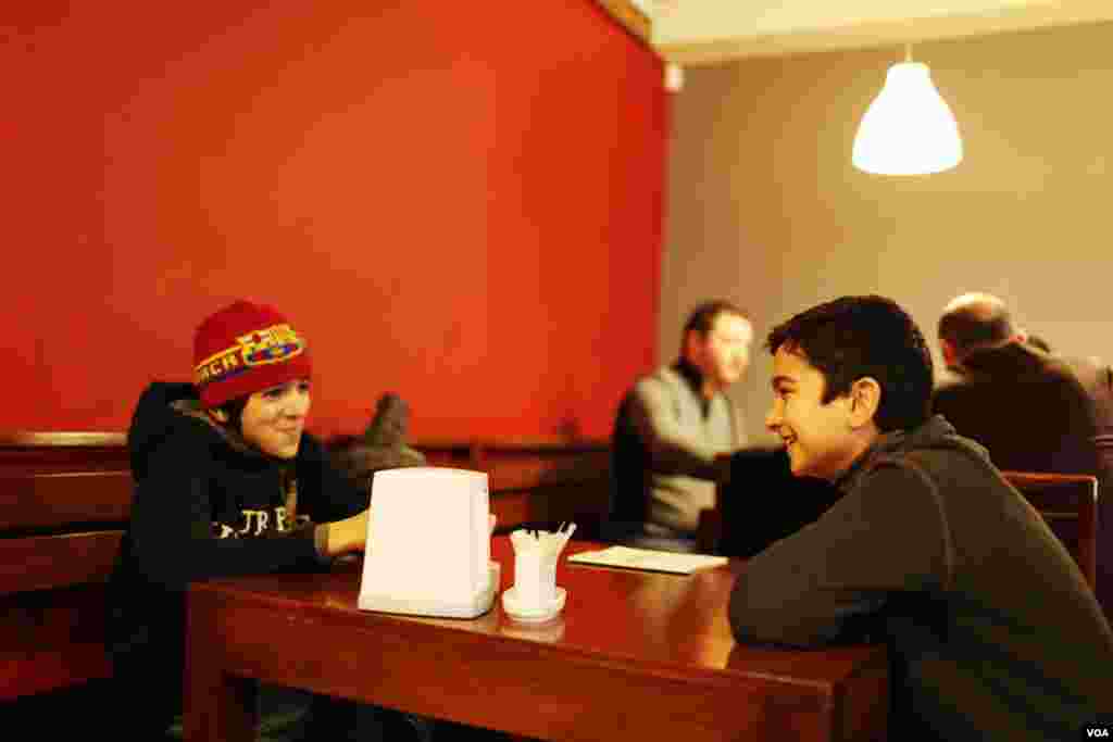 Syrian Armenians find a home in the Anteb Restaurant, owned by Syrian Armenians in Yerevan, February 20, 2013. (V. Undritz/VOA)