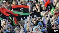 Người Libya phất cờ ăn mừng sau tuyên ngôn chính thức đất nước được giải phóng, 23/10/2011