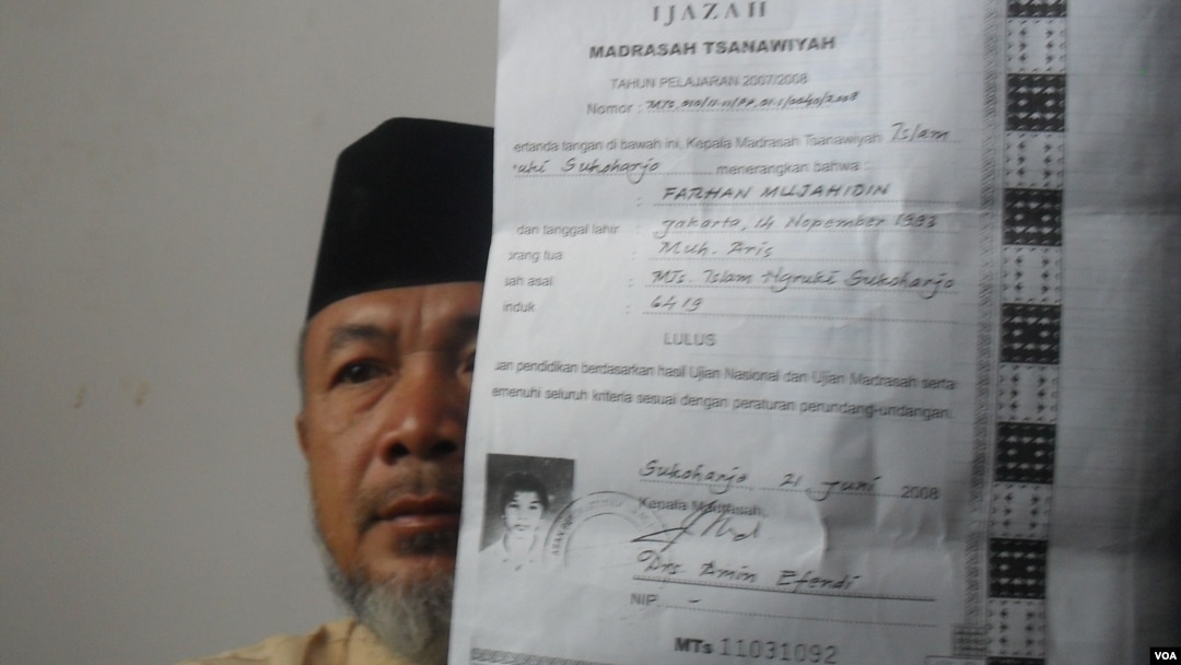 Hamim, pengurus pondok pesantren Al Mukmin di Ngruki, memegang ijazah salah satu pelaku teror di Solo. (VOA/Yudha Satriawan)