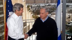 El secretario de Estado, John Kerry, saluda al primer ministro israelí, Benjamin Netanyahu, en un hotel de Jerusalén.