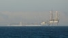 حرکت یک کشتی در دریای سرخ. آرشیو
