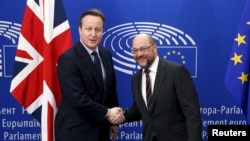 PM Inggris David Cameron (kiri) bersama pemimpin parlemen Eropa Martin Schulz di Brussels, Belgia, 16 Februari 2016 (Foto: dok). 