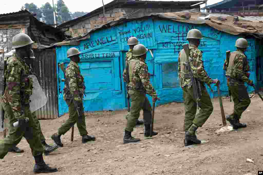 Les forces de sécurité kényanes patrouillent dans la région de Mathare à Nairobi le 9 août 2017.