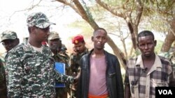 Wasiirka gaashaandhigga iyo xubno Shabaab ah