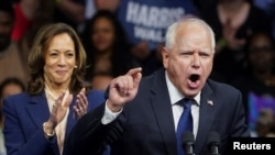 Cawapres Partai Demokrat, Gubernur Minnesota Tim Walz, berbicara selama rapat umum kampanye dengan Wapres AS dan Capres Partai Demokrat Kamala Harris, di Philadelphia, Pennsylvania, AS, 6 Agustus 2024.