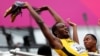 Usain Bolt de la Jamaïque amuse les spectateurs pendant la compétition féminine aux Mondiaux d’athlétisme, Londres, 12 août 2017.