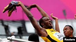 Usain Bolt de la Jamaïque amuse les spectateurs pendant la compétition féminine aux Mondiaux d’athlétisme, Londres, 12 août 2017.