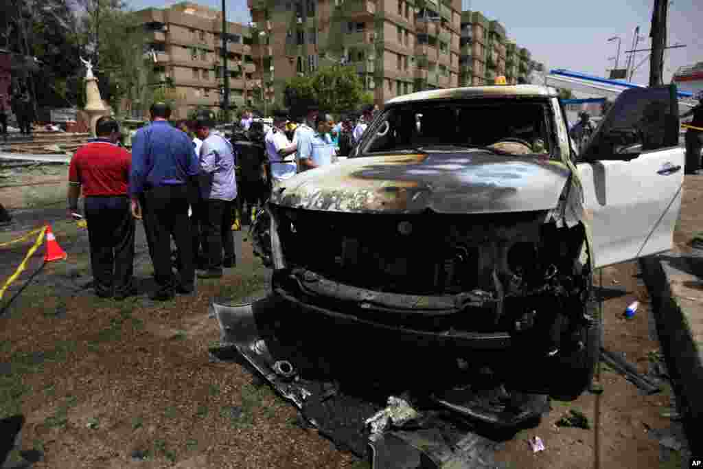 Security personnel gather at a site of an explosion near the convoy of the Egyptian Interior Minister Mohamed Ibrahim, Cairo, Sept. 5, 2013. 