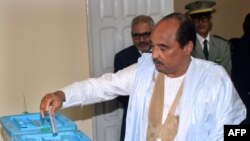 Le président mauritanien Mohamed Ould Abdel Aziz a voté pour les élections législatives, régionales et locales dans un bureau de vote, à Nouakchott, le 1er septembre 2018.