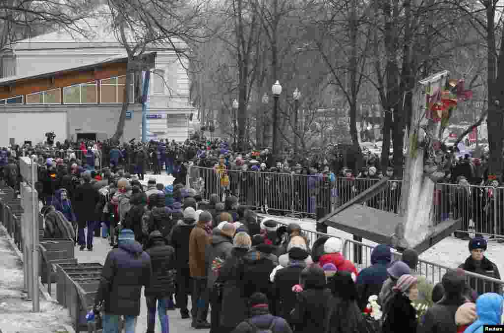 People stand in a line to attend a memorial service before the funeral of Russian leading opposition figure Boris Nemtsov in Moscow, March 3, 2015.