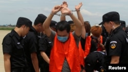 台湾电信诈骗嫌疑人在中国警察押送下被柬埔寨驱逐出境（2016年6月24日）