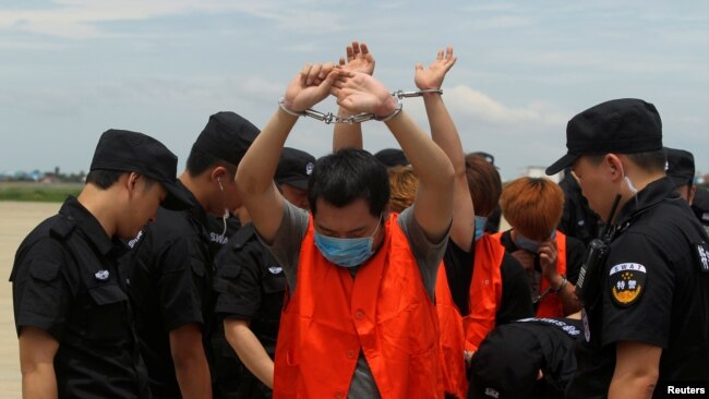 台湾电信诈骗嫌疑人在中国警察押送下被柬埔寨驱逐出境（2016年6月24日）