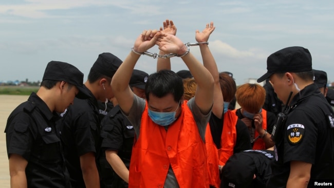 台湾电信诈骗嫌疑人在中国警察押送下被柬埔寨驱逐出境(2016年6月24日)