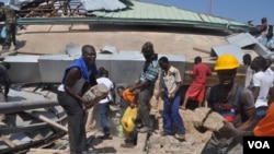 Nhân viên cứu hộ tìm kiếm nạn nhân trong tòa nhà bị sập ở Accra, Ghana, ngày 7/11/2012. (L. Burke / VOA)