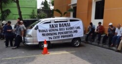 Warga yang mendukung pembatalan IMB GPdI Immanuel oleh Bupati Bantul datang ke PTUN DIY dalam sidang perkara itu, Kamis, 21 Oktober 2019. (Foto: VOA/ Nurhadi)