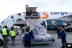 지난 13일 조지아 트빌리시 외곽 국제공항에 세계보건기구(WHO)의 코백스 프로그램을 통해 도착한 아스트라제네카의 신종 코로나바이러스 백신이 화물 수송기에서 내려지고 있다.