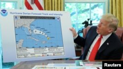 Presiden AS Donald Trump menunjukkan peta dengan jalur Badai Dorian yang tampaknya diperpanjang dengan garis hitam untuk memasukkan sebagian Florida dan negara bagian Alabama dalam rapat di Gedung Putih, Washington, 4 September 2019. 