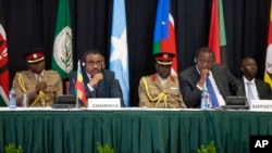 FILE - Kenya's President Uhuru Kenyatta, right, and Ethiopia's PM Hailemariam Desalegn and the Chairman of the IGAD Assembly of Heads of State and Government, left, listen to speeches during the special summit, in Nairobi, March 25, 2017.