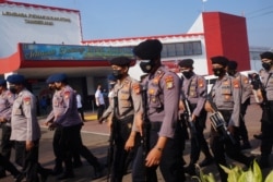 Polisi memperketat keamanan di penjara Tangerang, pasca kebakaran, 8 September 2021. Sedikitnya 41 napi dilaporkan tewas dalam insiden tersebut. (Foto: FAJRIN RAHARJO / AFP)