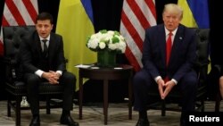 도널드 트럼프 대통령과 볼로디미르 젤렌스키 우크라이나 대통령이 25일 유엔총회가 열리는 뉴욕에서 양자회담을 했다. 이 날 백악관은 두 정상의 과거 통화 녹취록을 공개했다.