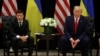 在美国纽约举行的第74届联合国大会期间，乌克兰总统泽伦斯基（左）在双边会议上听取了美国总统特朗普的讲话。(2019年9月25日)