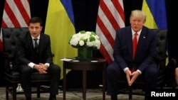 在美国纽约举行的第74届联合国大会期间，乌克兰总统泽伦斯基（左）在双边会议上听取了美国总统特朗普的讲话。(2019年9月25日)