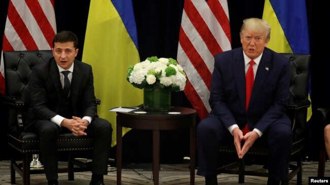 资料照片：在美国纽约举行的第74届联合国大会期间，乌克兰总统泽连斯基（左）在双边会议上听取了美国总统特朗普的讲话。(2019年9月25日)