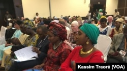Lors du Forum d'action sur l'albinisme à Bamako, le 15 novembre 2018. (VOA/Kassim Traoré)