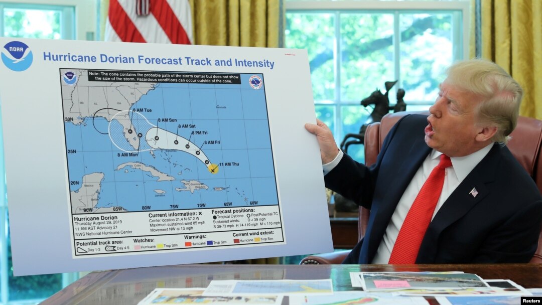 Presiden AS Donald Trump menunjukkan peta dengan jalur Badai Dorian yang tampaknya diperpanjang dengan garis hitam untuk memasukkan sebagian Florida dan negara bagian Alabama dalam rapat di Gedung Putih, Washington, 4 September 2019. 