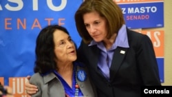 La candidata al Senado por el estado de Nevada, Catherine Cortez Masto, derecha, junto a la activista Dolores Huerta. De ser elegida reemplazará al líder demócrata Harry Reid.