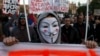 Demonstrant nosi masku i izvikuje parole toko "Protesta protiv diktature", Beograd, 9. aprila 2017. (AP Photo/Darko Vojinovic)