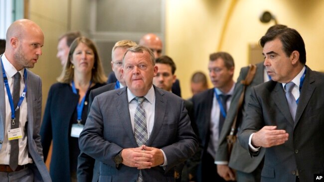 Lars Lokke Rasmussen, në qendër, duke arritur për një takim të BE-së