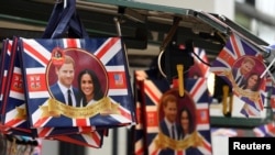 Penjualan pernak-pernik peringatan upacara pernikahan Pangeran Harry dari Inggris dan tunangannya artis Amerika, Meghan Markle, di Oxford Street di London, Inggris, 11 Mei 2018. 