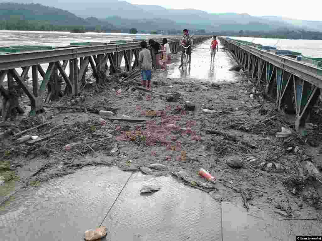 မင်းဘူး၊ စေတုတ္တရာနဲ့ ပွင့်ဖြူမြို့နယ်တဝိုက် ရေလွှမ်းမိုးခဲ့တဲ့အခြေအနေ၊ ရေပြန်ကျသွားစအခြေအနေနဲ့ ကူညီရေး ရိက္ခာပစ္စည်းတွေ လှူဒါန်းမှုမြင်ကွင်းများ။ (ဓာတ်ပုံ- ကိုသာကူ)