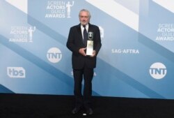 Robert De Niro posa cone el premio al logro de una vida en la 26 entrega anual de los premios SAG el 19 de enero de 2020 en Los Ángeles.